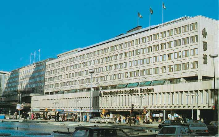 Både invändigt och utvändigt är väggen murad av tuktad kalksten från Västergötland.