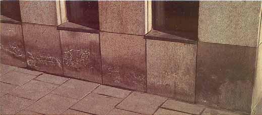 Det är viktigt att stenens tekniska egenskaper beaktas vid användningen. Sandsten med kraftig vattensugning är ej lämplig vid socklar där den suger upp vatten, smuts och salter från gatan.