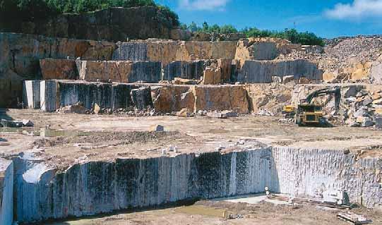 Brytning av natursten Granitbrott i Halland. Hydrauliska borrmaskiner i riggar användes för horisontell och vertikal borrning i kombination med wiresågning.