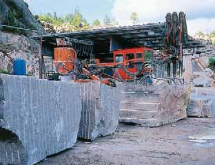GRANITBRYTNING Vid brytning av granit användes huvudsakligen skjutsöm som placeras med hänsyn till slag och klyvplan,