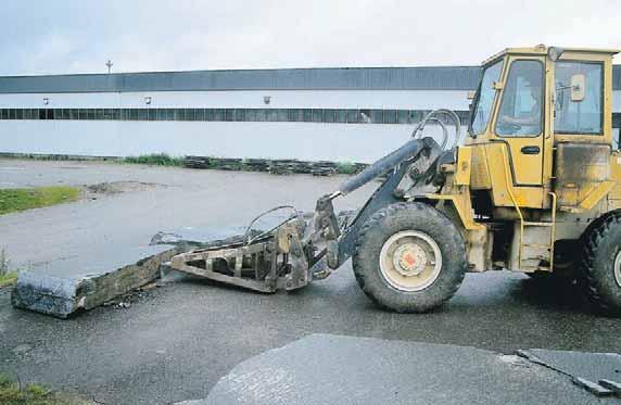 Skiffern grovklyvs med hydraulslagmaskiner, monterade på traktorer. SKIFFERBRYTNING OCH BEARBETNING Skiffer uttages med skjutsöm där grova hål placeras relativt glest.