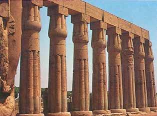 På de följande sidorna presente området. Pyramiderna i Egypten hör till de byggnadsverk som eggar fantasin mest.