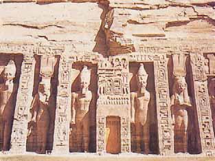 Klipptemplet vid Abu Simbel ca 1300 f.kr. med kollossalstatyerna av Ramses II, över 20 m höga.