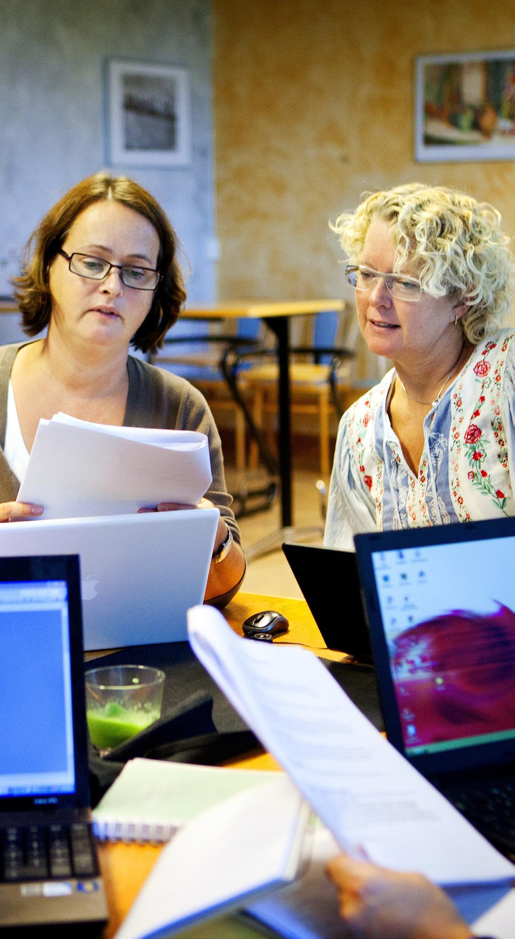 av information exempelvis via media, genomförande av övergripande events och genom att bidra med kunskap och utbildning i kommunikation samt med att ge stöd till forskare i den relationsbyggande