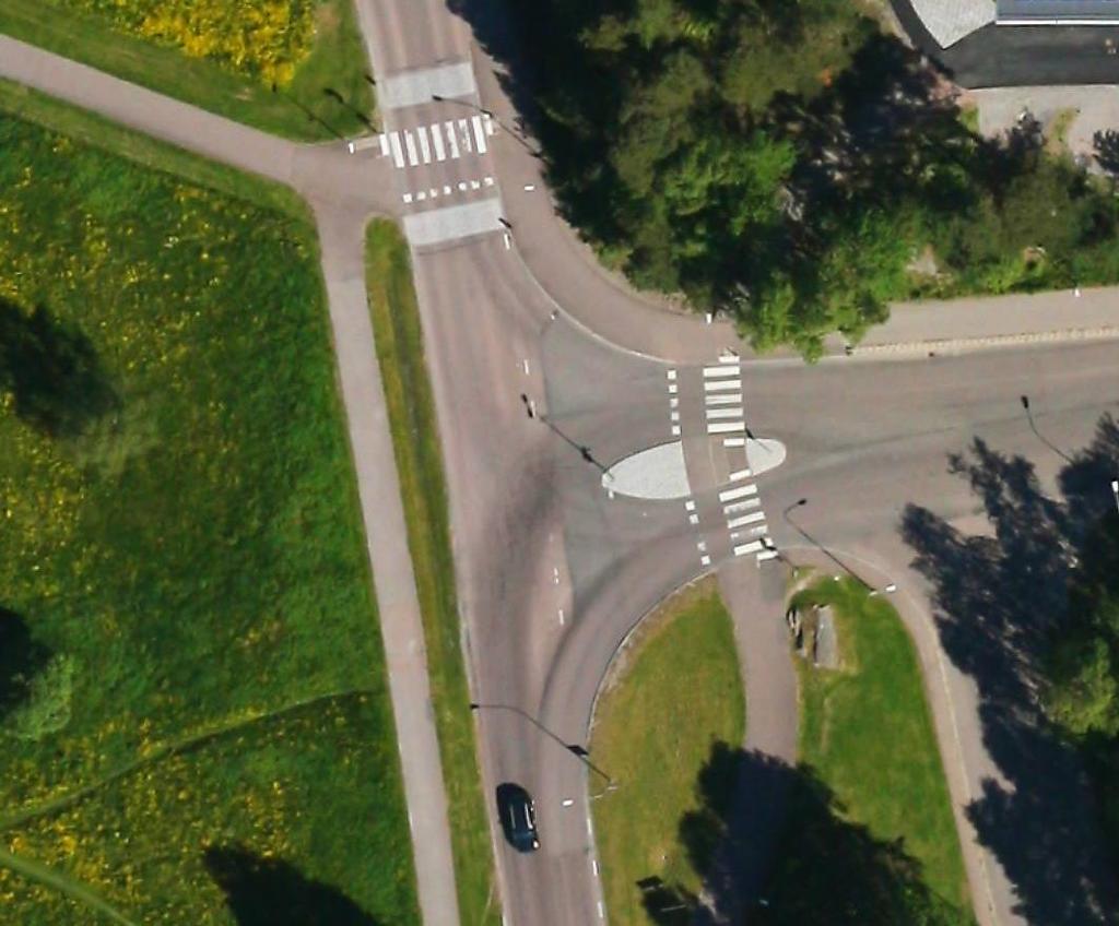 KORSNINGSUTFORMNING, BRISTER Stora radier Långt indraget övergångsställe /cykelpassage Gående och cyklister som färdas i nordsydlig riktning tvingas ta en omväg enligt röd linje.