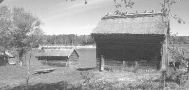 Av de 15 bodar som finns idag är sju av den äldre typen; knuttimrade, omålade och med rörtak. Vid lågvatten kan man, i sundet nordost om Långalma se rester av Ryssbryggan.