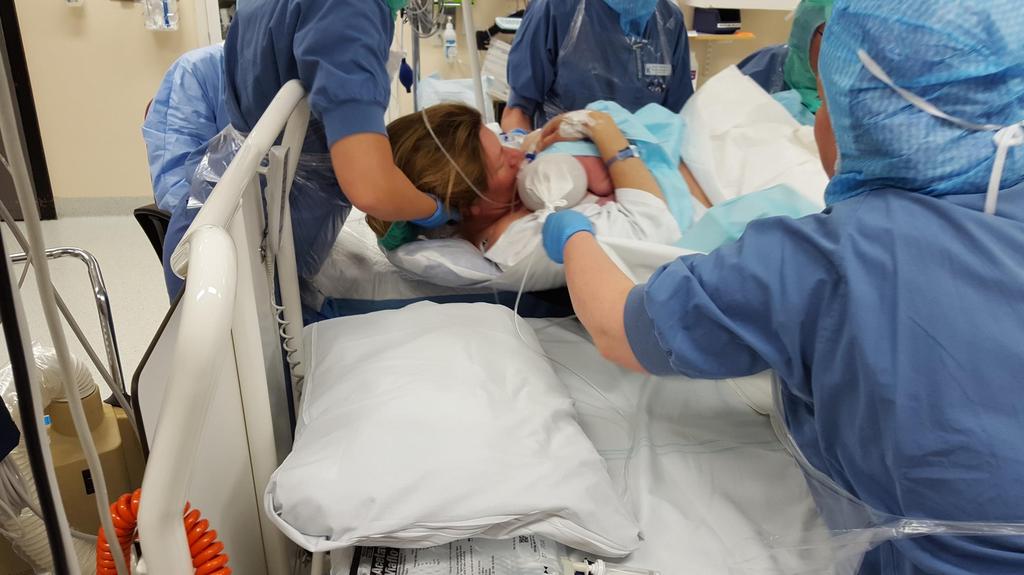 När operationen är avslutad flyttas du som nybliven mamma till en mjuk säng för att sedan åka till den postoperativa avdelningen.