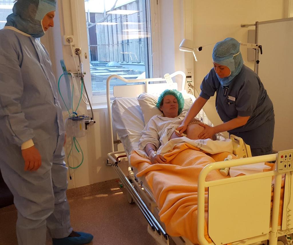 En barnmorska kommer att följa er under dagen.
