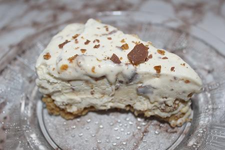 Dajm cheesecake En lättgjord frusen dajmglasstårta som de flesta tycker om, och i synnerhet om man gillar dajm. För att göra den här glasstårtan behövs det heller ingen glassmaskin.