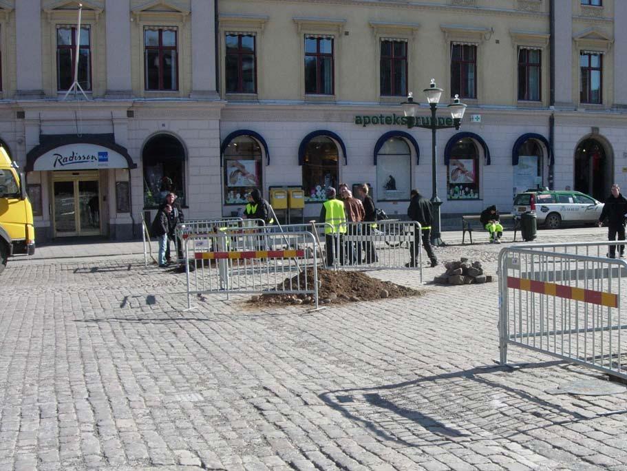 Inledning Östergötlands museum utförde den 24 mars 2011 en arkeologisk förundersökning i samband med schaktning för fundament till markiser på Stora Torget i Linköping, Östergötlands län.