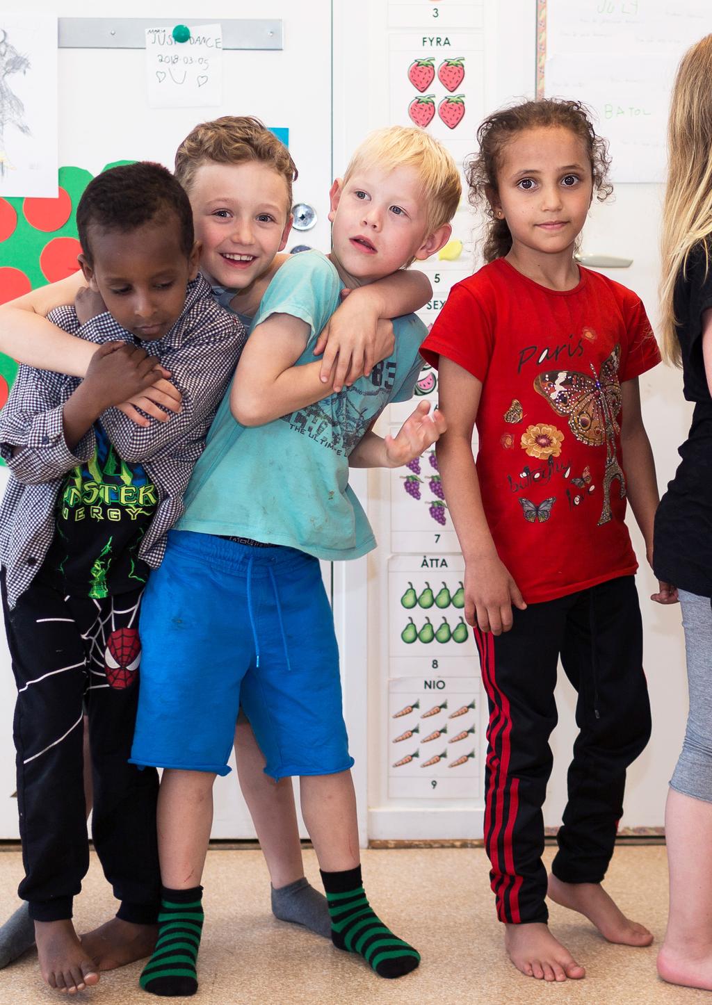 Inledning Den svenska befolkningens utbildningsnivå har ökat under lång tid samtidigt blir vi allt fler vilket innebär nya demografiska utmaningar, bland annat en allt större andel äldre i