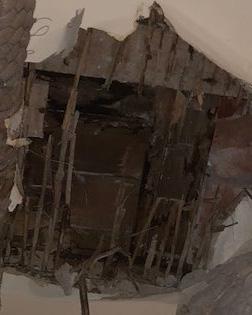Bild över kontorsdelen från byggställning på innergård. (Looström Gehlin) Golv, golvfyllning, innertak, bjälklagsfyllningar, ytterväggsmaterial samt brandväggar uppvisar mikrobiella skador.