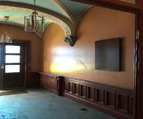 Inre och yttre entrérum mot Jakobsbergsgatan, som tillsynes är oskadat förutom brandrök. (AIX) Fönsteröppningar mot trapphuset mot Biblioteksgatan.