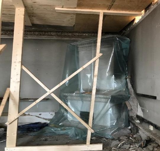 Trapphus mot gården. (AIX) Bostadsrum på våning 3 trappor med inredning till stor del från 1897, bland annat husets enda bevarade kakelugn och stucktaklister och takrosetter.