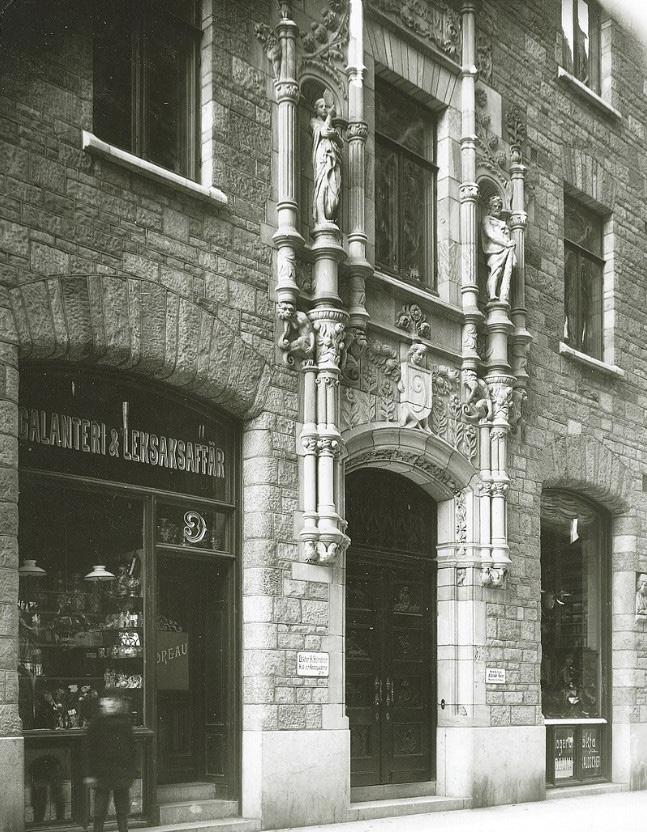 Huvudentrén mot Biblioteksgatan, omkring 1900.
