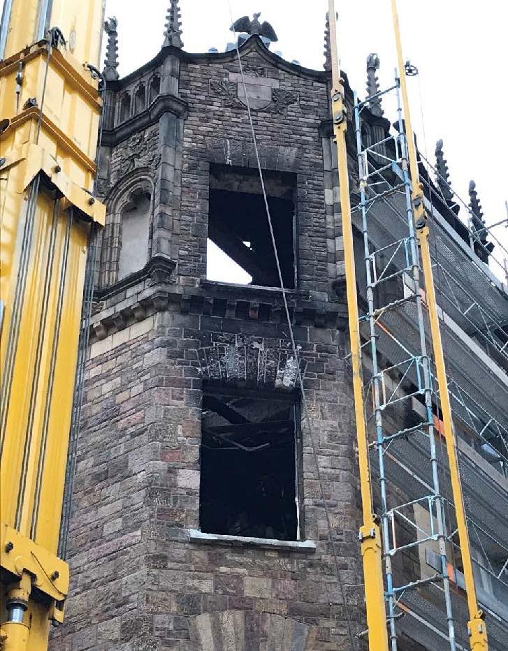 På grund av de pågående byggnadsarbetena var många fönster borttagna och schakt öppna, vilket gav god tillförsel av syre till branden och skyndade på brandens utveckling och spridning.