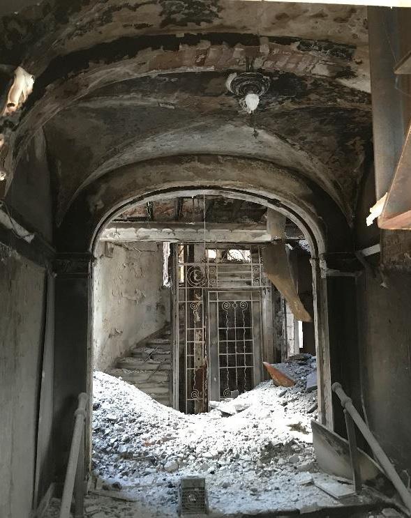 Trapphuset mot Jakobsbergsgatan har inga synliga skador i bottenvåningen men fukt- och rökskadorna blir värre högre upp i huset. (AIX) Huvudentrén mot Biblioteksgatan.