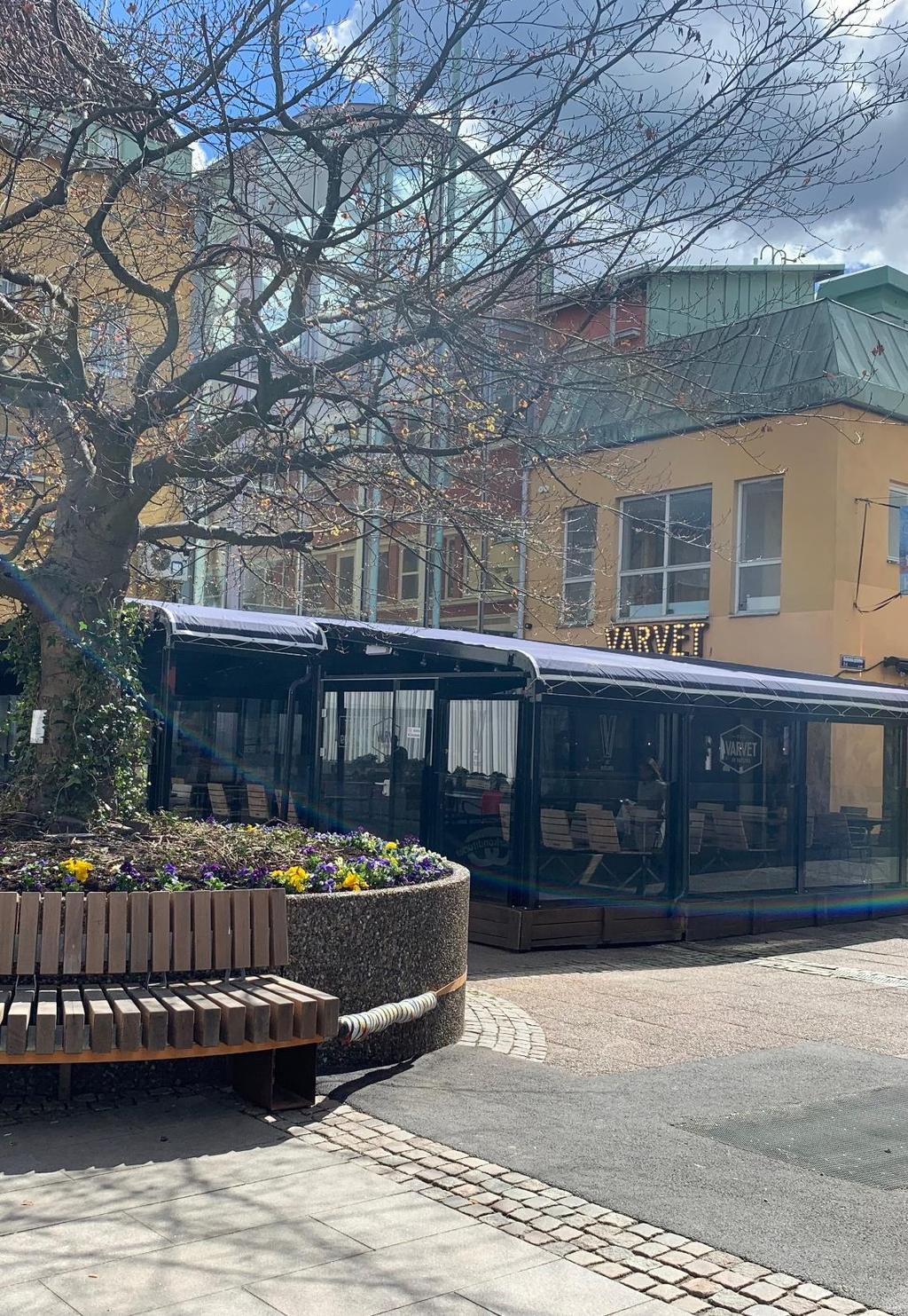 Uddevalla centrum idag Antal verksamheter närmare 200 i centrala staden. Stor bredd på verksamheterna. Mer än 50 olika fastighetsägare 5 000 passerade igår hörnet Hallmans hörna.