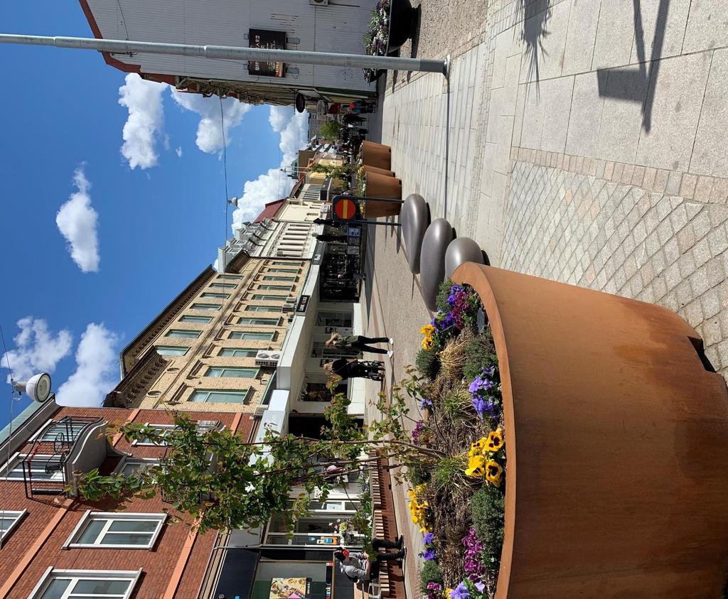 en ny gågata Stadens handels- och restaurangsstråk. Modernt snitt.