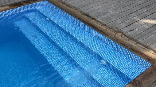 Det är också viktigt att du gör rörkopplingarna åtkomliga tills hela poolen gåtts över så att de inte läcker.