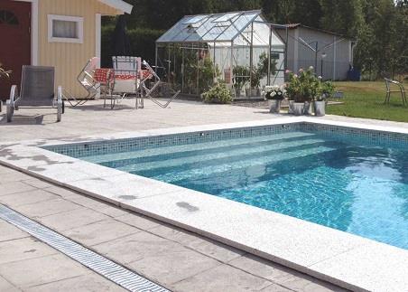 Mig veterligen låter en poolvärmepump betydligt mindre än så men den har ett monotont ljud som under uppvärmningsfasen av poolen håller på hela tiden.