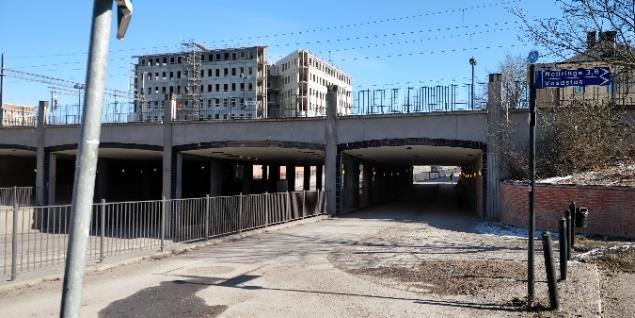 Här finns ett grundutbud av livsmedel och postservice men även specialbutiker som erbjuder cykelservice, datorförsäljning, blomsterhandel och möbelrenovering.