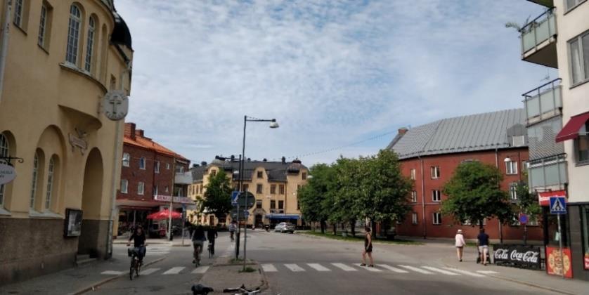 Detta upplevs, särskilt i området längs med och kring Ekersgatan och dess närliggande gator, där det finns allt från nattöppna pubar och pizzerior till en bank, mataffär, musiklokaler, ateljéer och