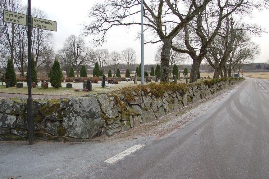Kyrkogårdsmuren är troligen tillkommen i etapper.