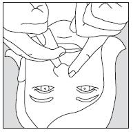 För att öppna blistret, klipp med en sax längs linjen (ovanför saxsymbolen) på blistret. Håll i kanten av folien och dra undan den. Ta ut nässprayen. Snyt dig om du känner dig täppt eller är förkyld.