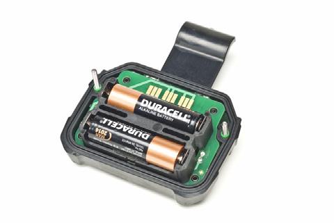 (2) Dra ut batterisatsen från utrustningen genom att ta tag i sidorna och lyfta upp det ur utrustningen.