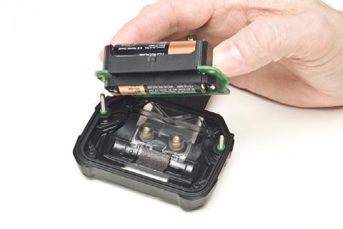 paketlocket. Byt ut de 3 cellbatterierna mot endast de som anges på etiketten. Beakta cellbatteriernas polaritet.