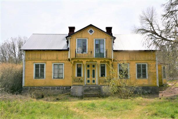 Bostadsbyggnad med tillhörande äldre ladugård med stort renoveringsbehov. Nyrenoverad lillstuga. En fastighet som för den händige kan återskapas till ett fantastisk boende och vacker närmiljö.