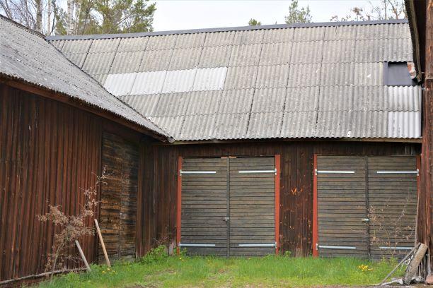 Mönsterås Fliseryd-Boda 1:5 del av Mangårdsbyggnad Äldre 1 1/2-plans byggnad med timrad stomme. Taket av plåt är nylagt år 2019. Källare i del av byggnad.