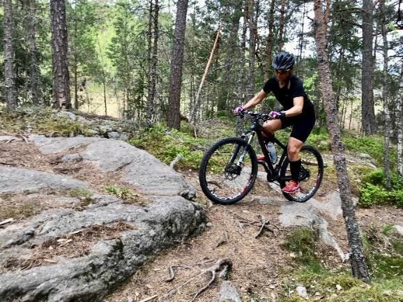 Naturen är omväxlande och erbjuder cykling i klassisk skärgårdsmiljö, tät skog, öppna fält, ängar och berg, ofta med fina utsikter över hav och sjöar Från Skeviks Gård utgår ett flertal olika rundor