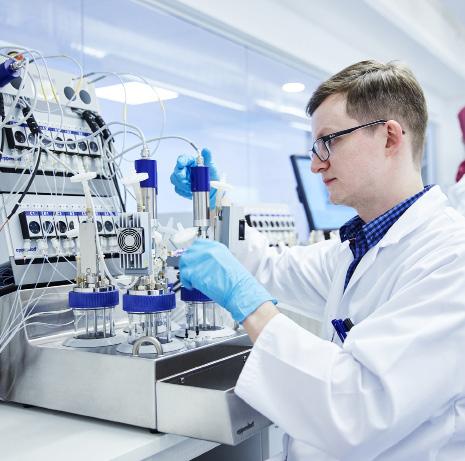 OM XBRANE Om Xbrane Xbrane Biopharma är ett bioteknikbolag som utvecklar och tillverkar biosimilarer. Xbrane har en patenterad proteinproduktionsplattform i E.