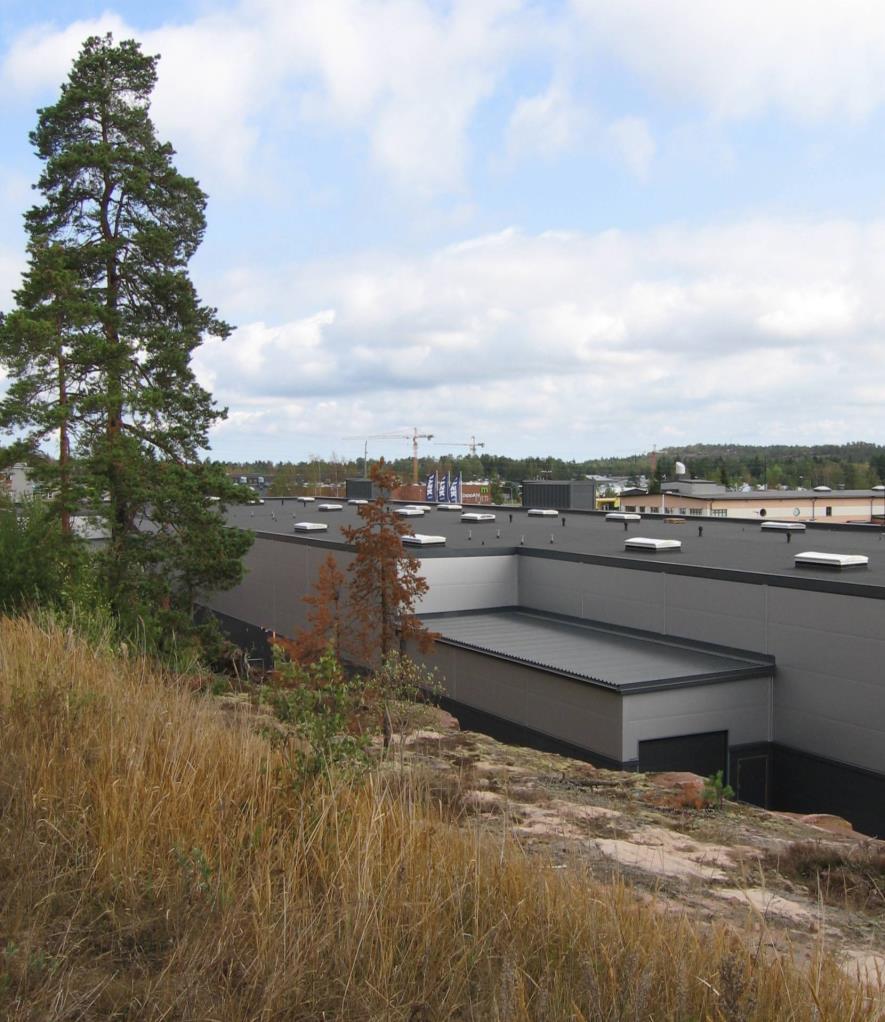 På planområdets kvartersområde för handel finns planteringar på en del av den östra sidan oh resten