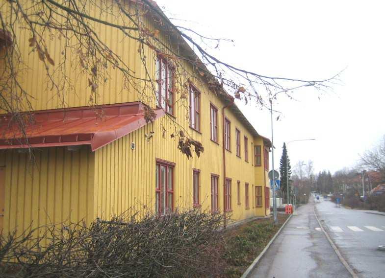 2012-11-20 5 (16) På skolgården finns idag ett bullerplank mot villabebyggelsen. Planket följer tomtgränsen parallellt cirka 12 meter in på skoltomten.