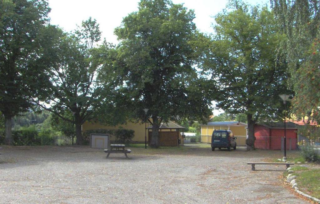 2012-11-20 6 (16) Den ursprungliga näst intill kvadratiska skolgården som hör till den äldsta skolbyggnaden är kringgärdad av större lövträd.