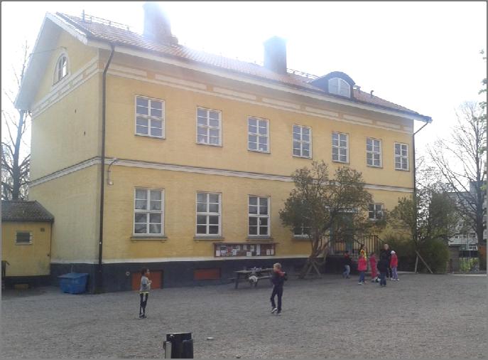2012-05-09 5 (17) Det nya skolhuset är byggt år 2004. Arkitekt är Lena Dranger-Isfält som ritat ett flertal skolor med inriktning på modern pedagogik.
