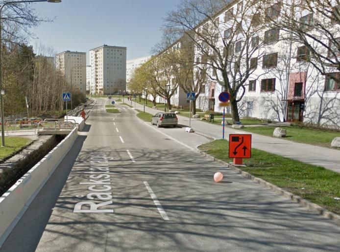 Nedsänkningen ger även en fördröjningsvolym för dagvatten ovan växtbädden, om 20 mm regn från den reducerade arean leds till växtbäddarna behövs en fördröjningsvolym på 88 m 3, dvs.