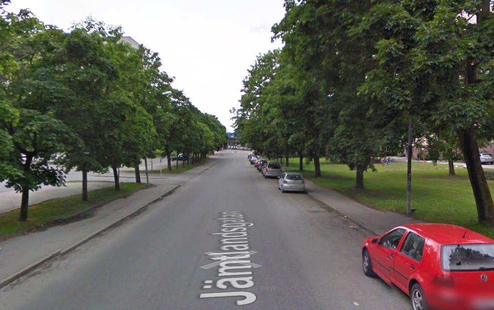 Figur 22 Bild på dagsläget, curb extensions anläggs på högra sidan av vägen mellan parkeringar.
