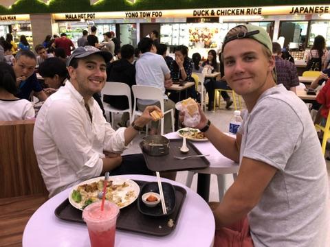 Jag och min klasskompis från KTH äter lunch på campus första dagen Jag landade på Changi airport i Singapore dagen innan den första introduktionsföreläsningen.