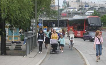 Bild 2 Smal gångbana och otydlig yta för gående gör att många använder cykelbanan och refugen som gångyta.