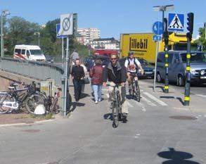 Bild 4 Smal gång- och cykelbana vid Stadshusbron Bild 5 Cyklister köar upp vid cykelöverfarten vilket skapar dålig framkomlighet på cykelbanan.