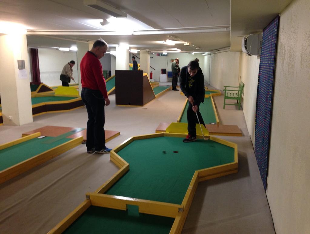 Bangolf på Hedbergshuset Vi spelar bangolf inomhus i Vinslöv
