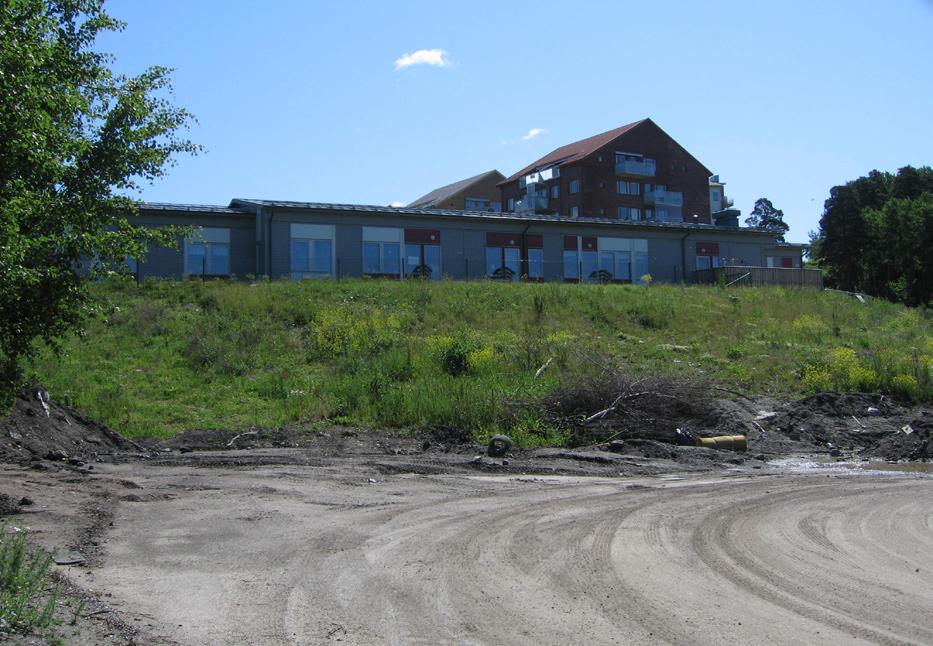 KONTOR KUNDMOTTAGNING 2 LAGER 2 ENTRÉ FÖRSÄLJNING ENTRÉ KONTOR Principsektion över bilramp från Arenastaden, planerad byggnad samt Befästningskullen.