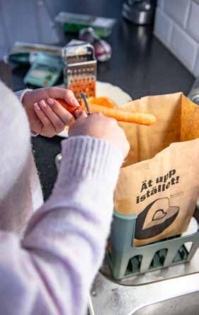 Matavfallet lägger du i papperspåsen. Matavfallskorgen gör plats för luft runt hela påsen. Då håller sig påsen fräsch länge.
