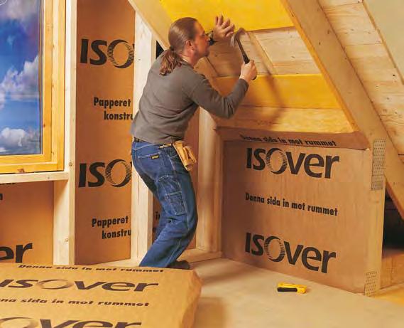 Verktyg: Isolerkniv, kniv, häftpistol, hammare och spik Produkter: ISOVER Takstolsskiva P, ISOVER Fasadboard