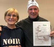 Årsmötet beslutade att vårt kommande KM Utställning Akryd s Bellis) Klubbmästare Utställning Akroyd s Bellis BIS med ägare Leif Hedlund mottar pris av Sekreterare Catharina Lundberg.
