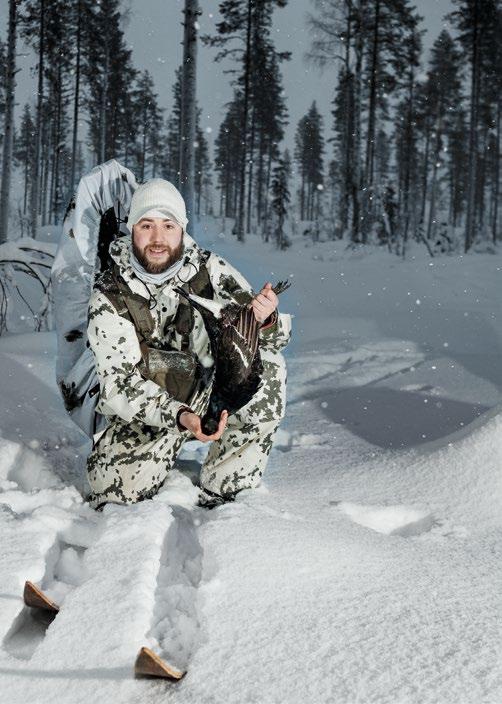 Hundarna är naturligtvis olika, men ägaren Stig Johansson från Hennan i Hälsingland är densamma. Bilden på S38944/87 Färsåns Sissi är från 1/10 1989.